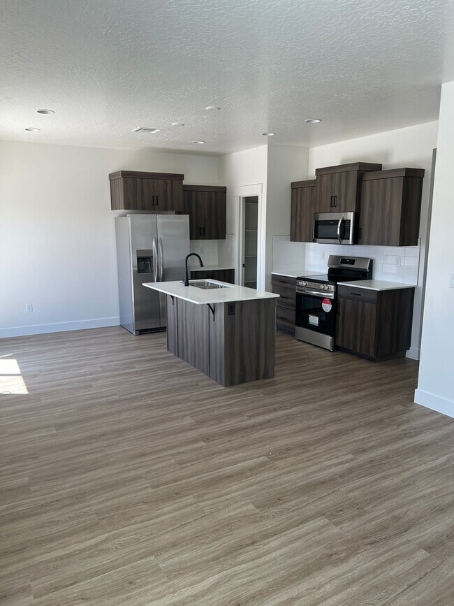 Building Photo - Newer 4 bedroom townhome in South Desert Gardens!