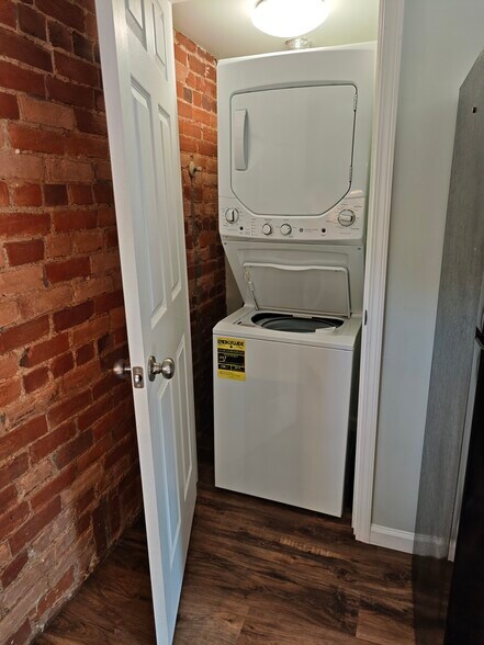 Wash/dry in apartment - 836 York St
