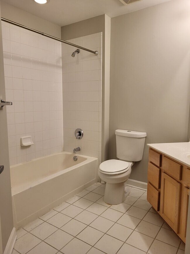 Building Photo - 2 bedroom Condo In Gateway Plaza