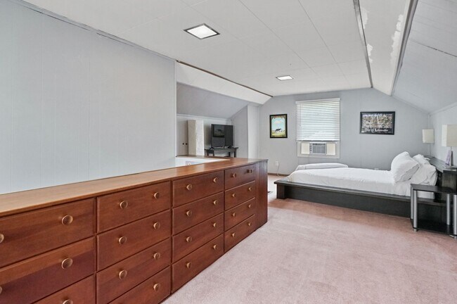 Building Photo - Charming 3-Bedroom Home with Finished Basement in Royal Oak