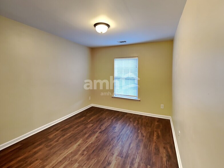 Building Photo - 544 Knothole Ln