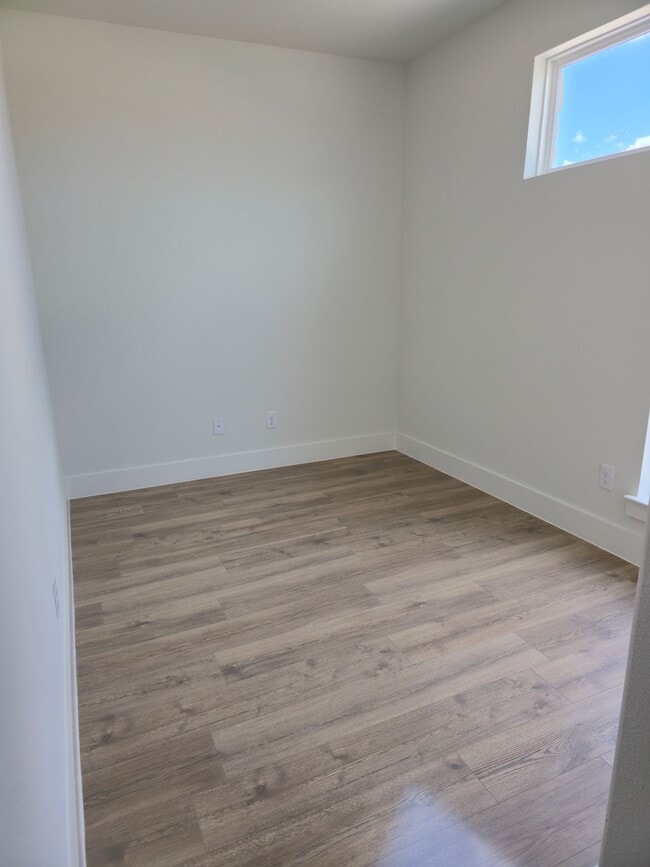 Building Photo - 808 Meadowcrest Dr
