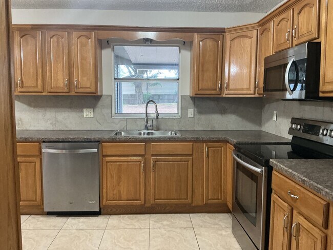 Building Photo - Winter Haven 3BR Home with Fenced Yard & Bonus Room