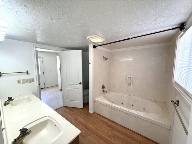 Building Photo - AVAILABLE AUGUST 4TH- RENT - 5 BDRM - 5 1/2 BATH - VIEWS VIEWS VIEWS