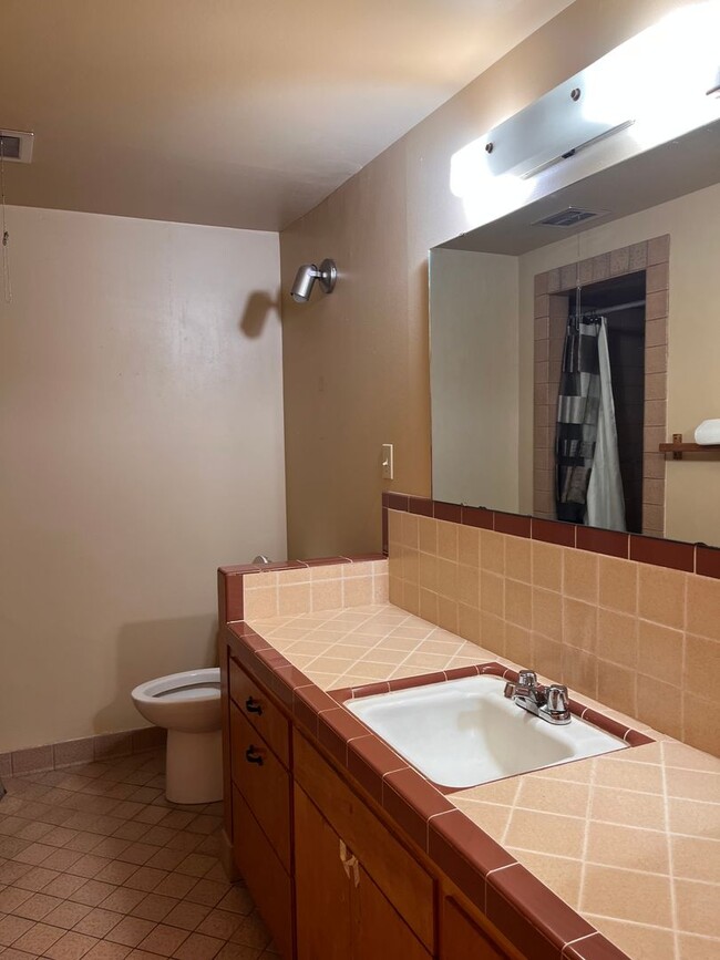 Building Photo - Spacious North Tacoma waterfront Unit with...
