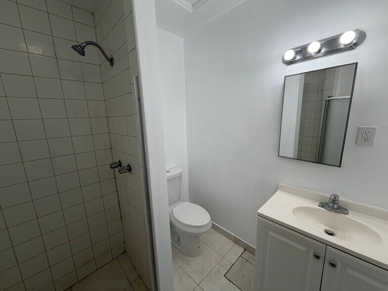 Building Photo - 907 W 27th St