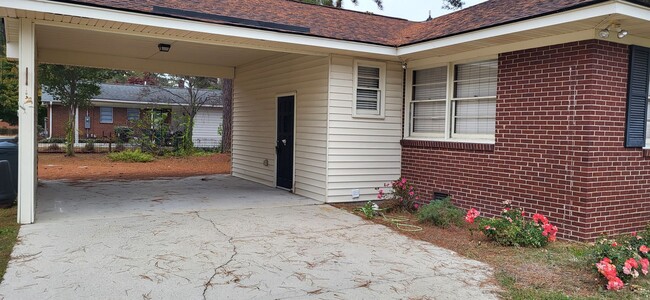 Building Photo - 3 Bedroom 1 1/2 Bath Ranch style brick hom...