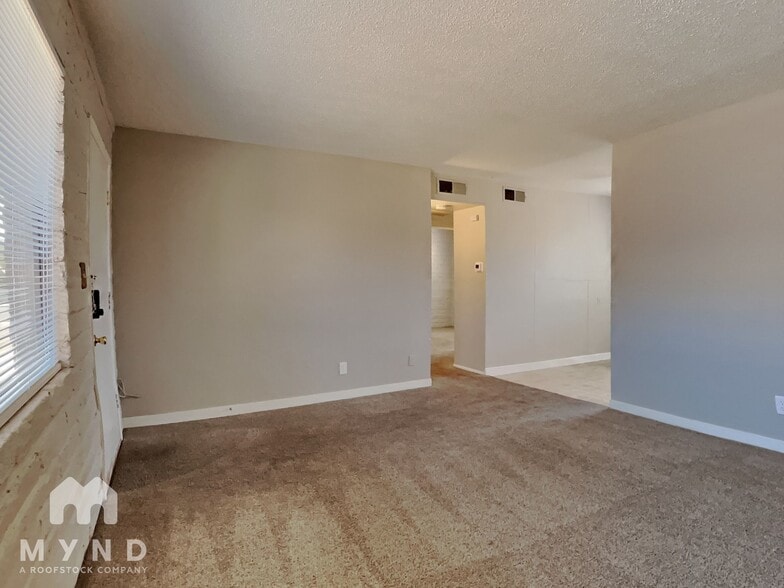 Building Photo - 912 S Dorsey Ln