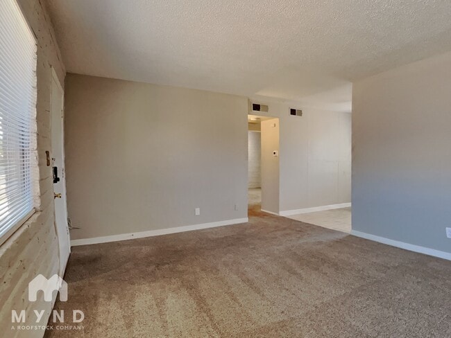 Building Photo - 912 S Dorsey Ln