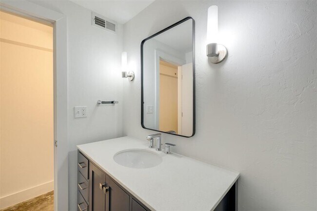 Building Photo - One bedroom loft in Midtown OKC!