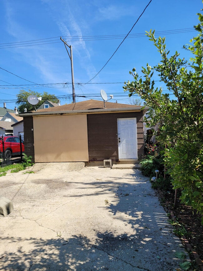 Building Photo - 2741 S Trumbull Ave