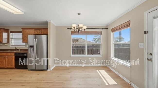 Building Photo - 2432 Medina Dr