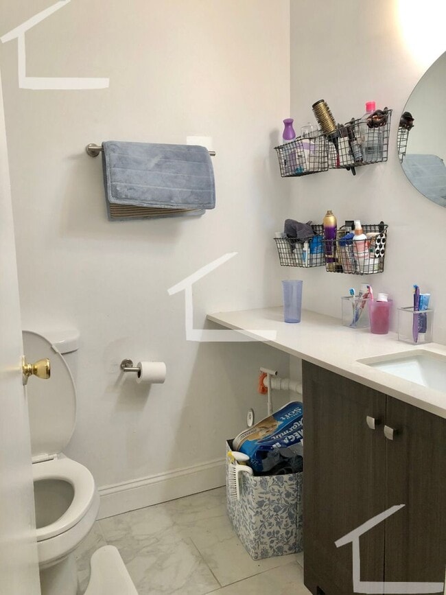 Building Photo - 9/1 Updated, spacious 3BR in South End near Northeastern/Wentworth