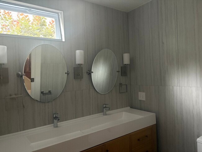 Building Photo - 14 Fairview St