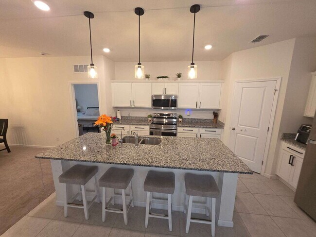Building Photo - 2024 Like new gorgeous 4 bedroom/2 bath home close to historic Sanford