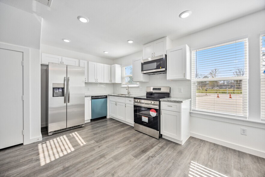 Building Photo - 8211 Bigwood St