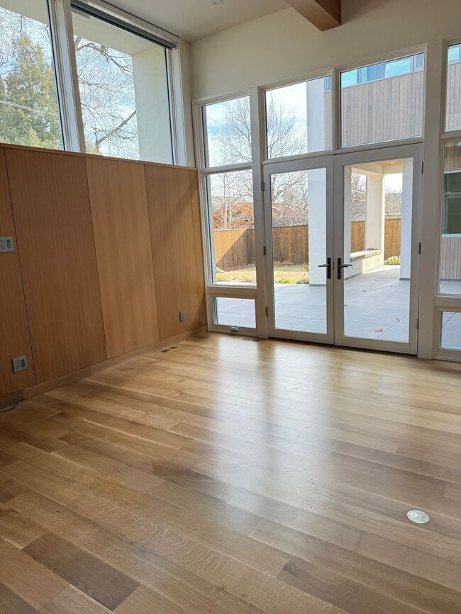 Building Photo - Silver Maple Stunning