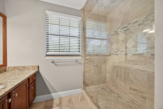 Building Photo - Spacious 3BR Home with Fireplace, Garage & Private Yard