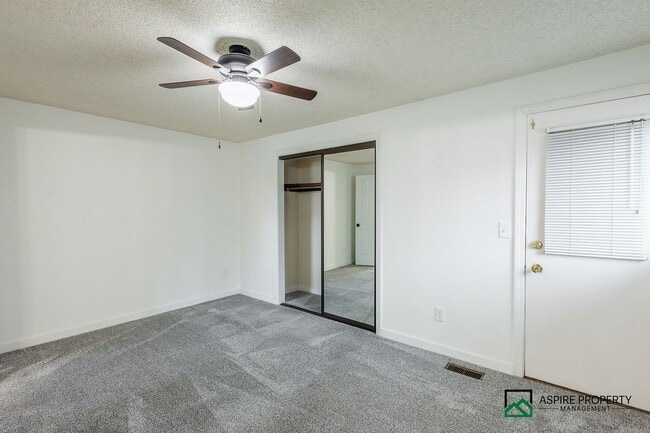 Building Photo - New Renovated 2 Bed 2 bath Townhome