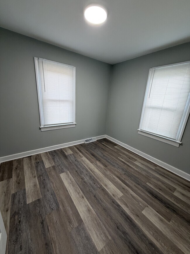 Building Photo - 711 Dennis St