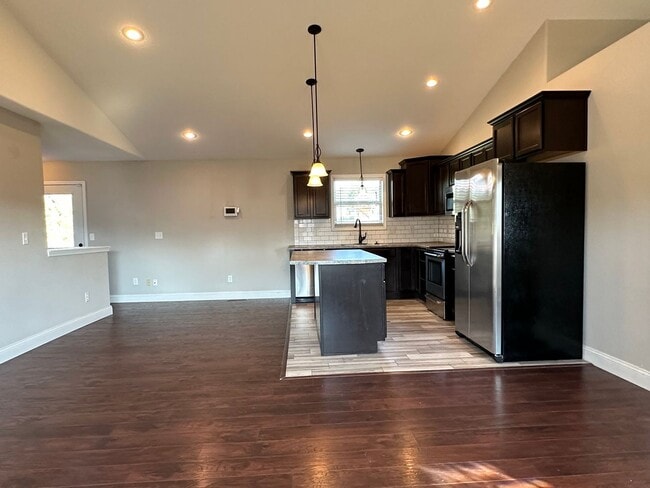 Building Photo - 4 Bedroom 3 Bath 2 Stall Garage in Waynesville - Available with 30 day notice