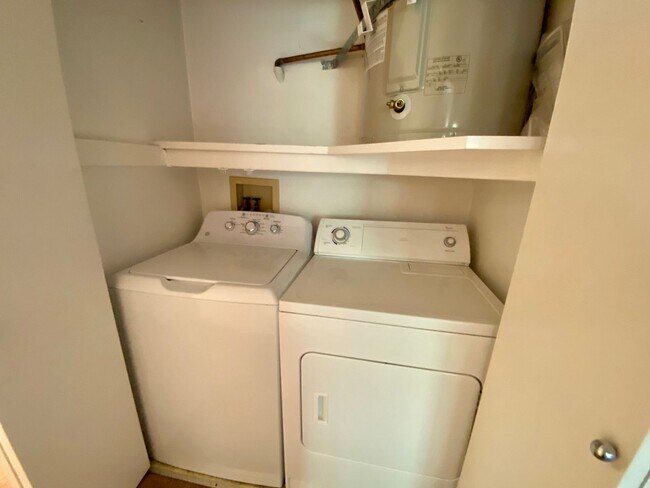 Building Photo - RB 2 Br 2 BathPetOK+washer+Dryer All Appl 2 Prkg spots>TEXT 858-774-1574