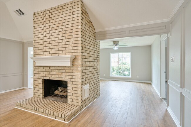 Building Photo - 15854 Knolls Lodge Dr