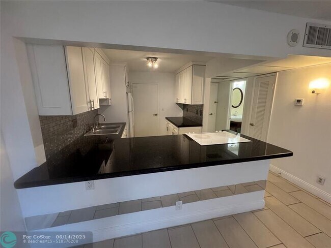 Building Photo - 336 N Birch Rd