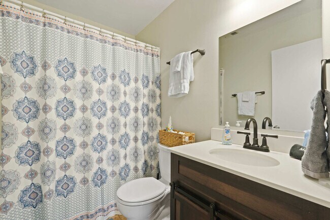 Building Photo - 529 Pointe S Dr