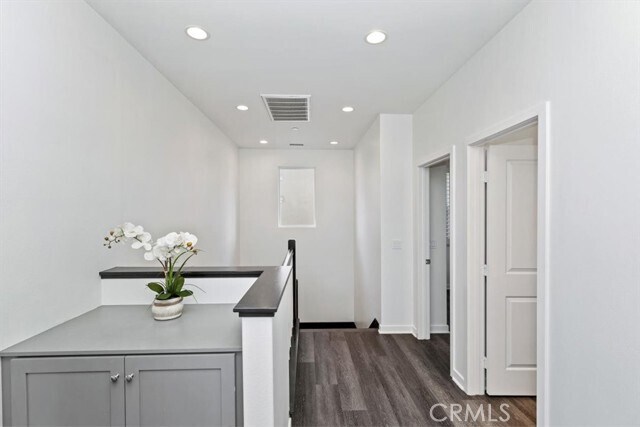 Building Photo - 55 Fuchsia