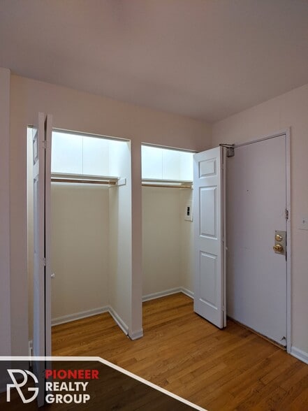 Building Photo - 524 W Oakdale Ave