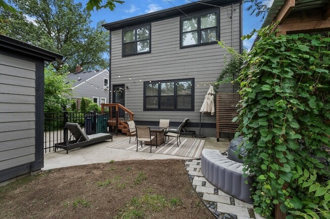 Building Photo - 718 N Alexander Ave