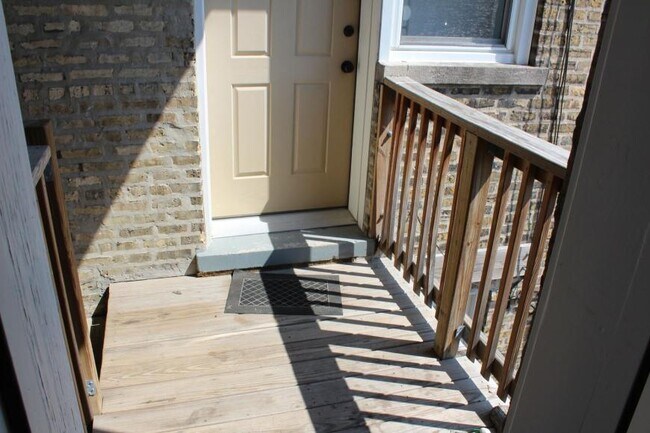 Building Photo - 2 bedroom in Chicago IL 60618