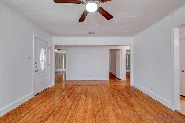 Building Photo - 511 Sloan St