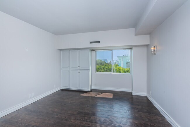 Building Photo - 1155 N La Cienega Blvd