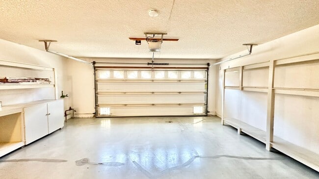 Building Photo - Beautiful, End Unit Condo, in the Very Des...