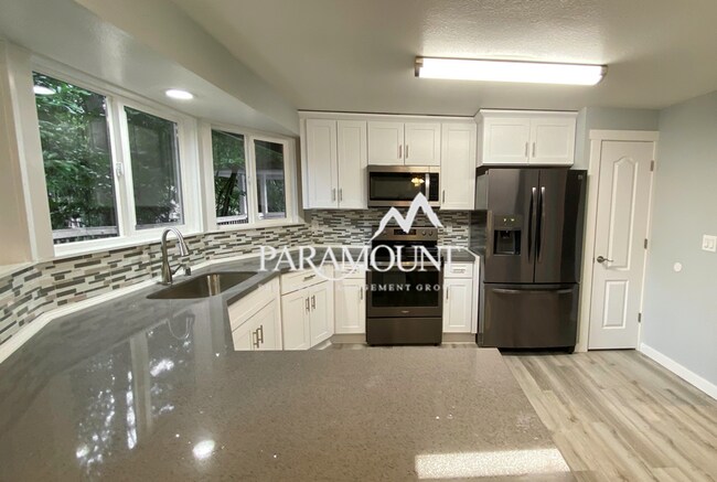 Building Photo - Bright and Modern 2 Bed with Large Bonus Room/Den!