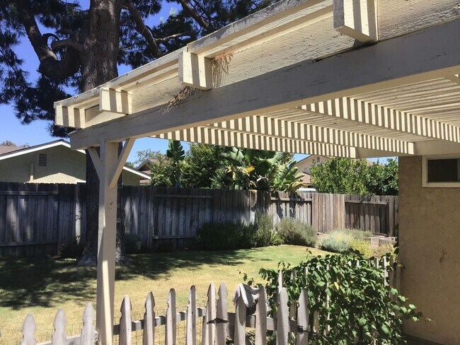 Building Photo - Newbury Park 4 bedroom