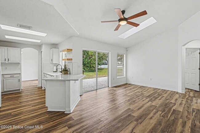 Building Photo - 998 Haas Ave NE