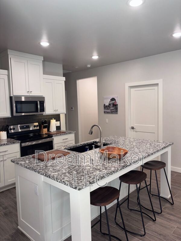 Building Photo - 2819 Clifton Ter