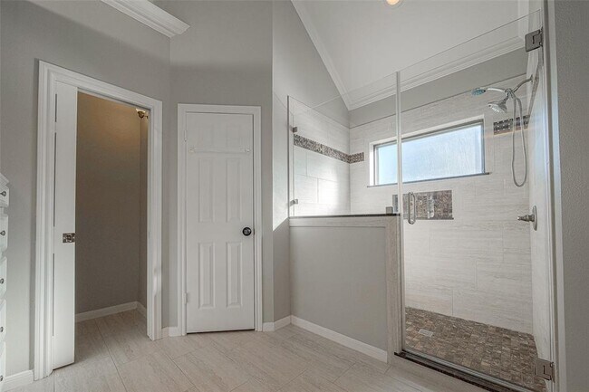 Building Photo - 15714 Sylvan Lake Dr