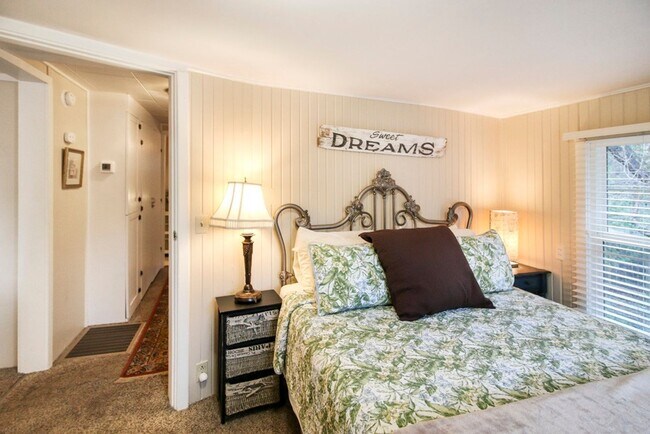 Building Photo - Daisy Creek Cottage: Fully Furnished 2bd/1ba, Fenced Yard, Utility Fee $300