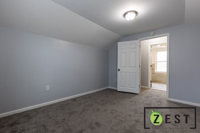 Building Photo - 4-BEDROOM 2-FULL BATHROOMS