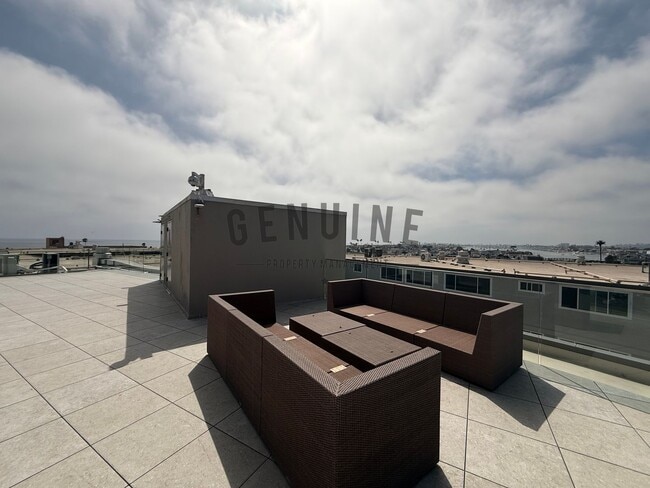 Building Photo - 2Bd 2Ba Spacious Newport Bay Front Condo