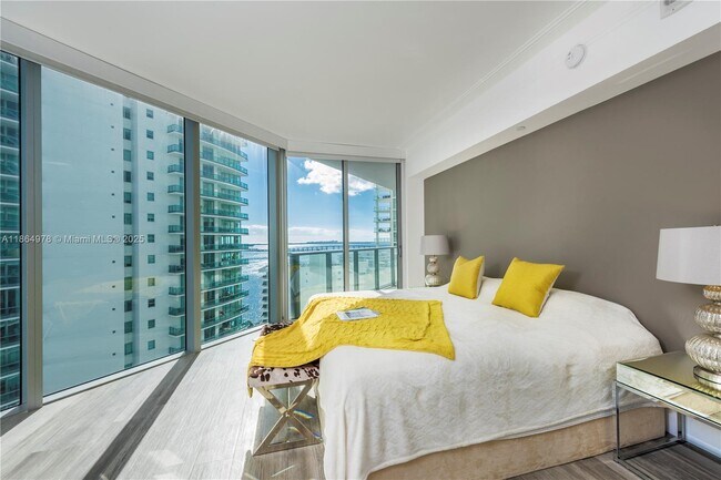 Building Photo - 1300 Brickell Bay Dr