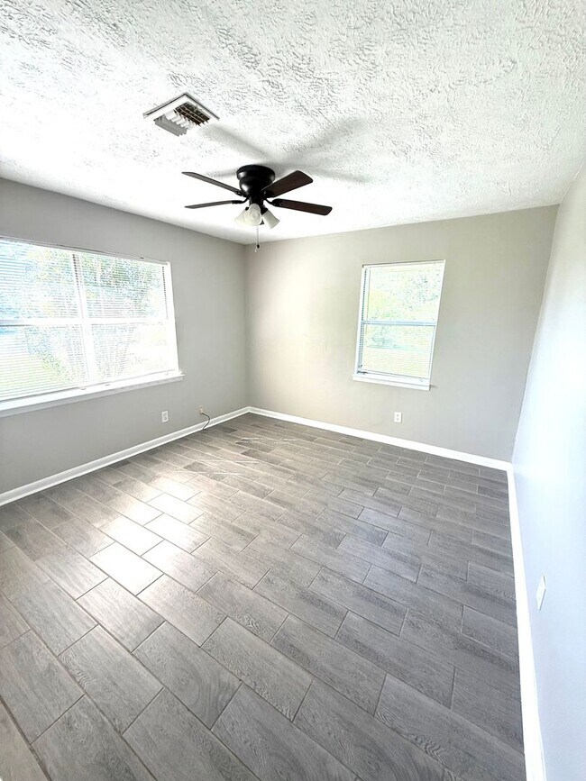 Building Photo - ** 2 Bed 1 Bath located in Ramer** Call 33...