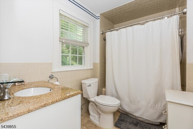 Building Photo - 25 Riverview Dr