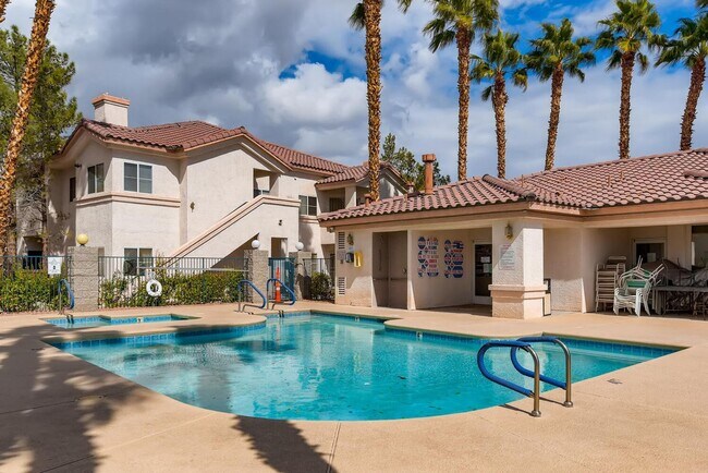 Building Photo - Adorable 1st Floor Condo In Gated Community!