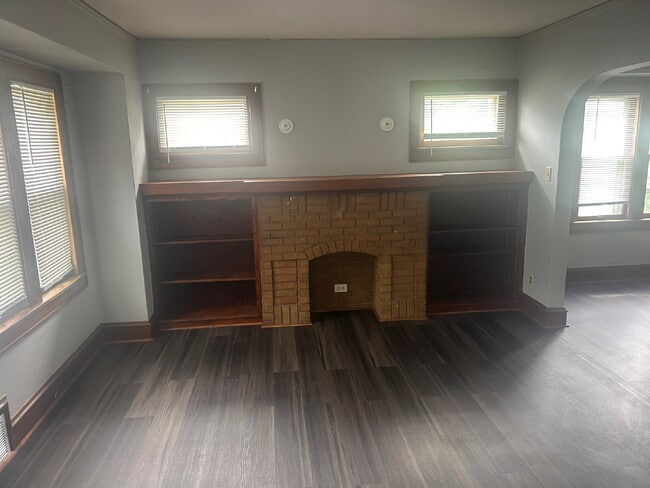 Building Photo - Nice 2 Bedroom 1 Bath