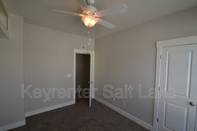 Building Photo - 11373 S Oakmond Rd